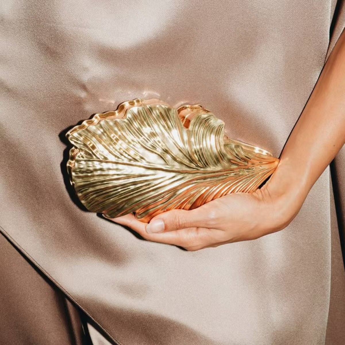 حقيبة يد فاخرة ذهبية اللون بتص - مراجعة Women Bags Golden وسعره